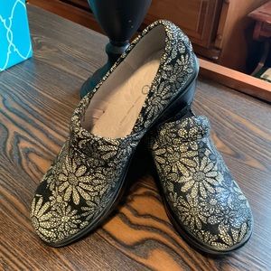 Jambu Sport Wedge Flowered Shoes